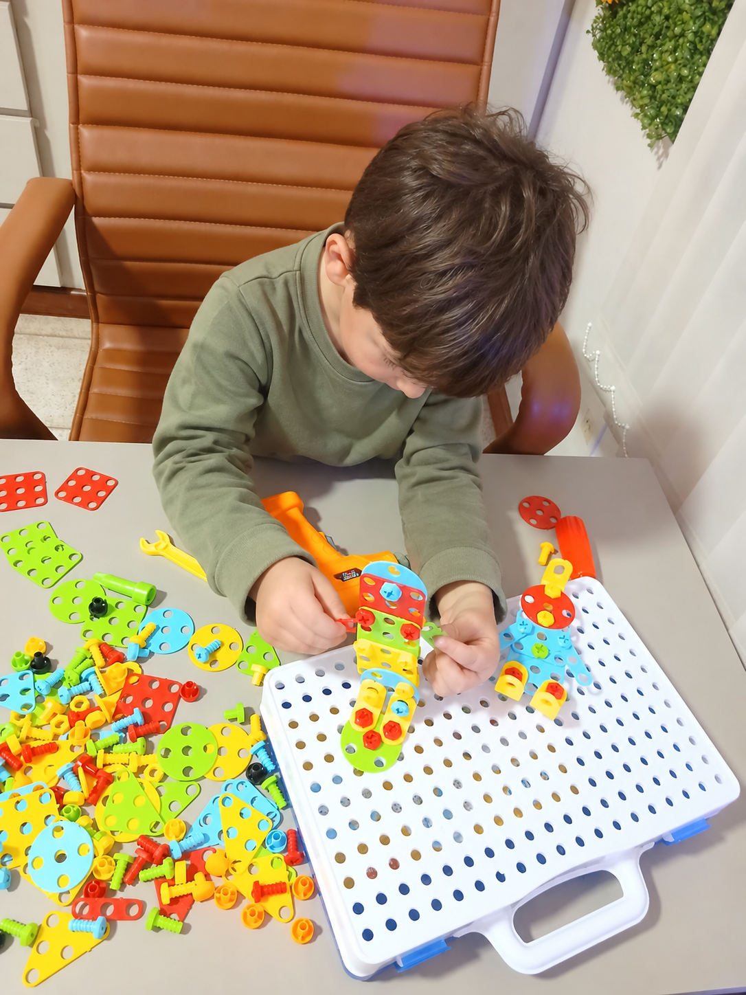 Criança brincando com peças coloridas em uma atividade lúdica